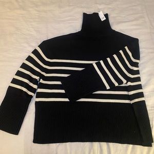 NWT famous GAP striped sweater in Black and White